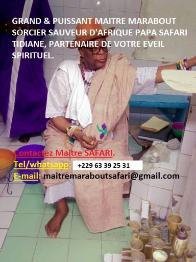 Un maître marabout en tenue traditionnelle, tenant des objets spirituels.